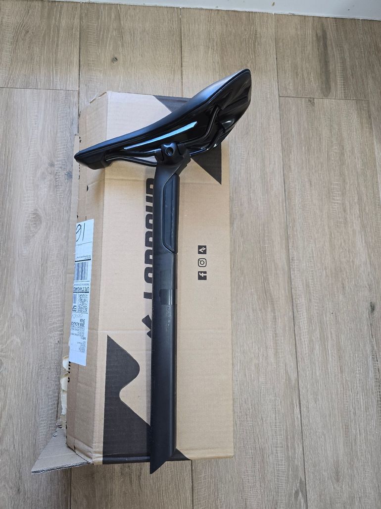Used Syncros SP-R101-CF 0mm Offs Seatpost 2025 bike — image 1 of 8