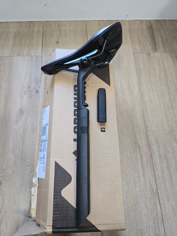 Used Syncros SP-R101-CF 0mm Offs Seatpost 2025 bike — image 2 of 8