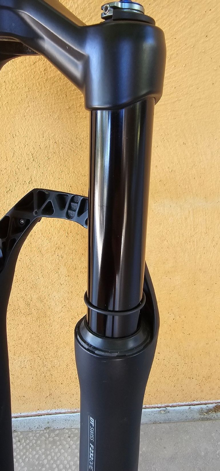 Used Dt Swiss F 232 ONE Fork 110mm Travel 44mm Offset Remote 2025 bike — image 8 of 13