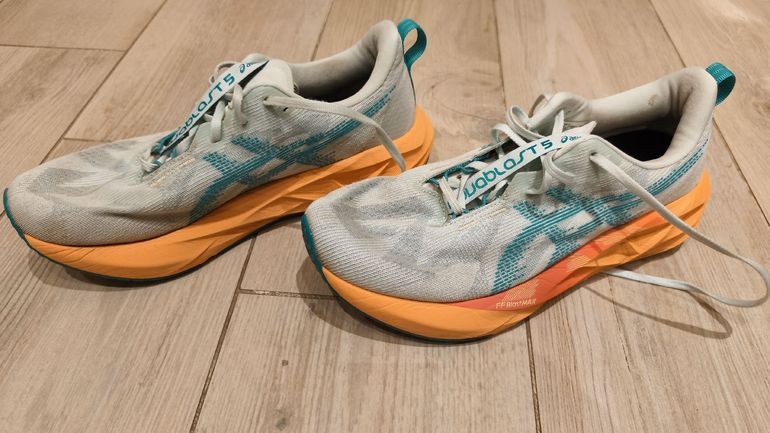 Used Asics Novablast 5 2025 bike — image 3 of 4