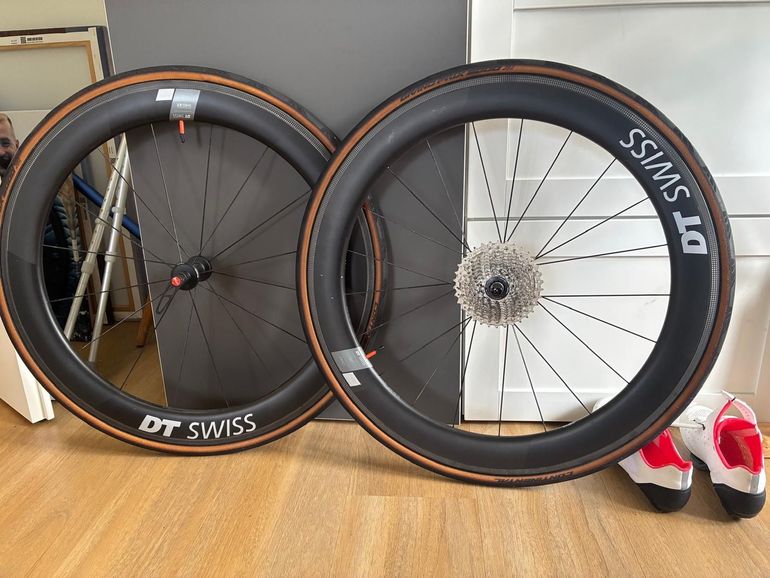 Used Dt Swiss ARC 1400 62 mm Carbon Laufradsatz inkl. 10-34 Shimano Ultegra Kassette bike — image 1 of 3