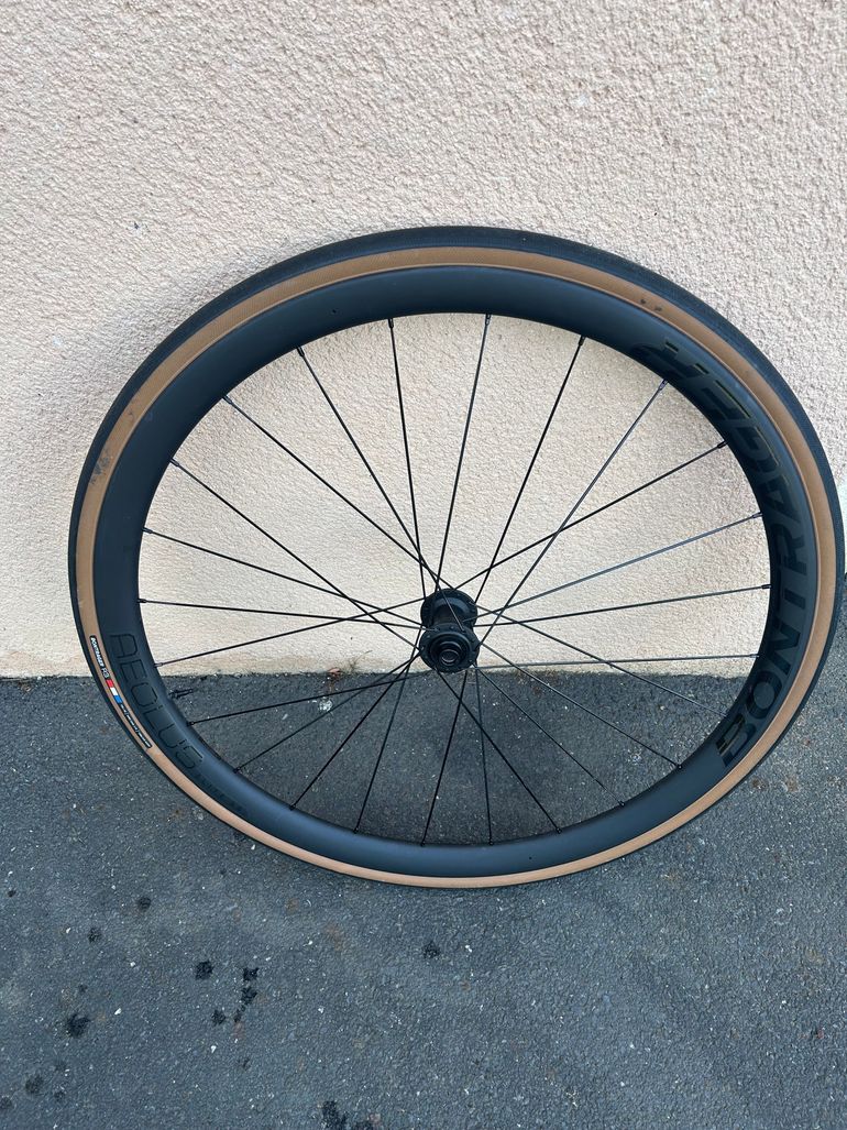 Used Bontrager Aeolus Elite 35 2025 bike — image 2 of 3
