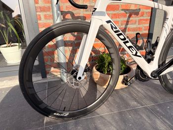 Used Shimano 105 Di2 R7100 Groupset bike — image 6 of 7