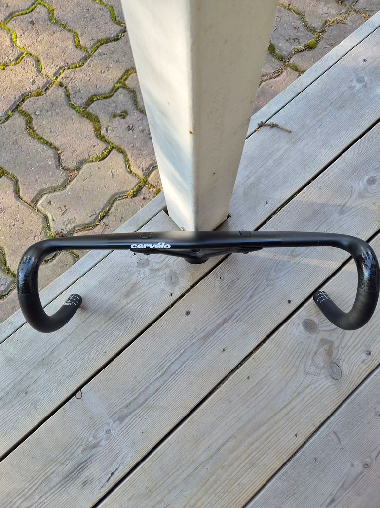 Used Cervelo HB14 42cm handlebar and ST-C035-100 stem 2024 bike — image 4 of 6