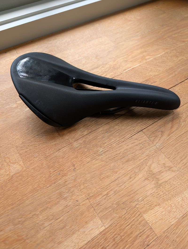 Used Fizik Aliante R1 Open Saddle Black Regular Saddles & Seatposts