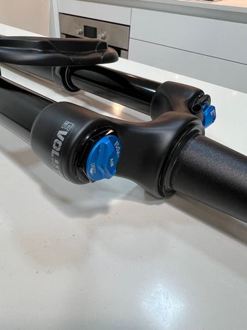 Used Fox 32 SC 100 mm Float Performance Air Grip 3-Modes 2023 bike — image 8 of 12