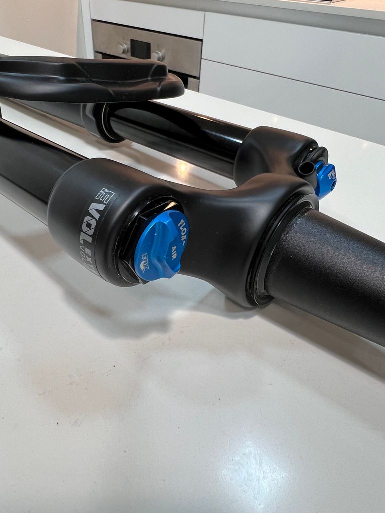 Used Fox 32 SC 100 mm Float Performance Air Grip 3-Modes 2023 bike — image 8 of 12