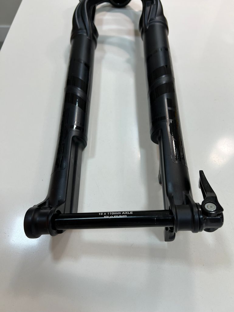 Used Fox 32 SC 100 mm Float Performance Air Grip 3-Modes 2023 bike — image 11 of 12