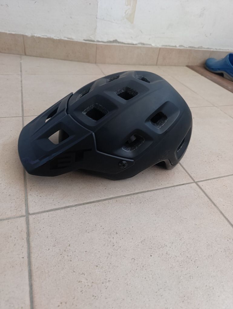 Used MET Terranova MTB Helmet 2025 bike — image 1 of 4
