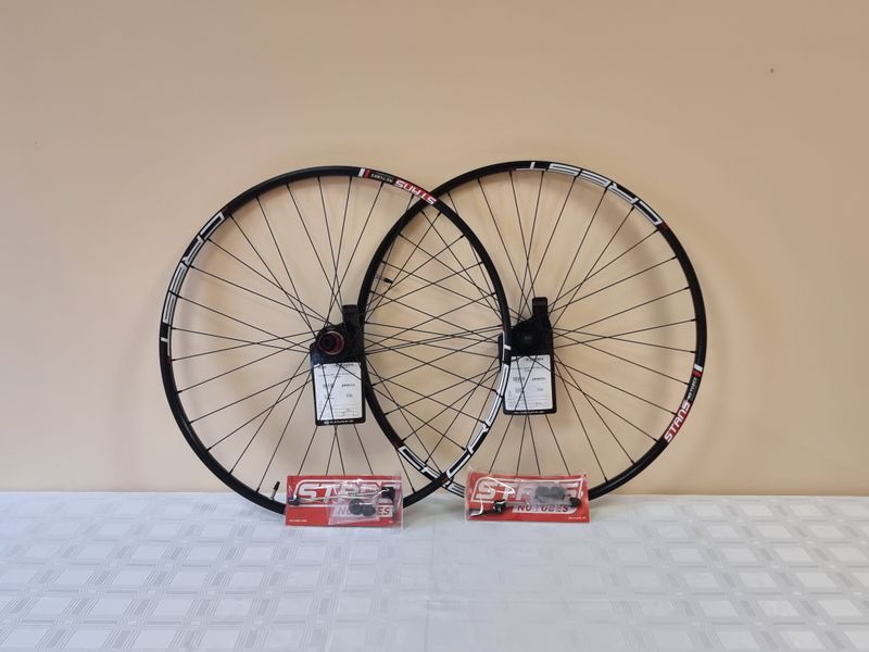 Stans Notubes Crest MK3 29" 15x100 and 12x142 Shimano HG Wheelset Wheels d'occasion