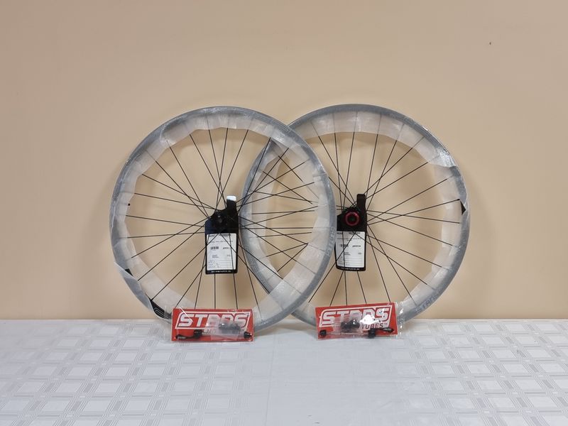 Used Stans Notubes Crest Carbon CB7 29" 15x100 and 12x142 Shimano HG Wheelset Wheels