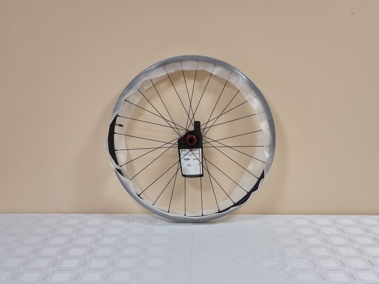 Used Stans Notubes Crest Carbon CB7 29" 15x100 and 12x142 SRAM XD Wheelset bike — image 7 of 9