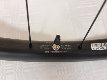 Used Stans Notubes Crest Carbon CB7 29" 15x110 Boost and 12x142 Shimano HG Wheelset bike — image 6 of 7
