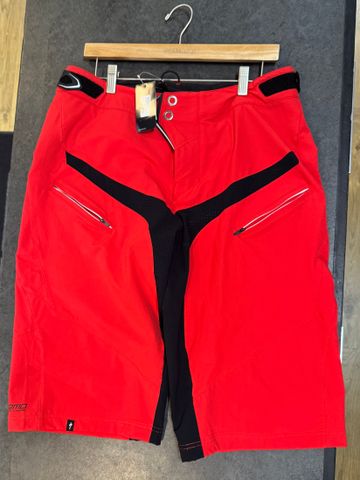 Used Specialized Demo Pro Short Gr.36 rot Cycling Clothing