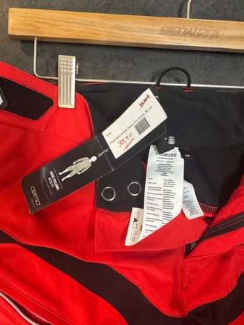 Used Specialized Demo Pro Short Gr.36 rot bike — image 2 of 3