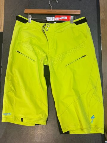 Gebrauchtes Specialized Demo Pro Short Gr.36 Hyper grün Cycling Clothing