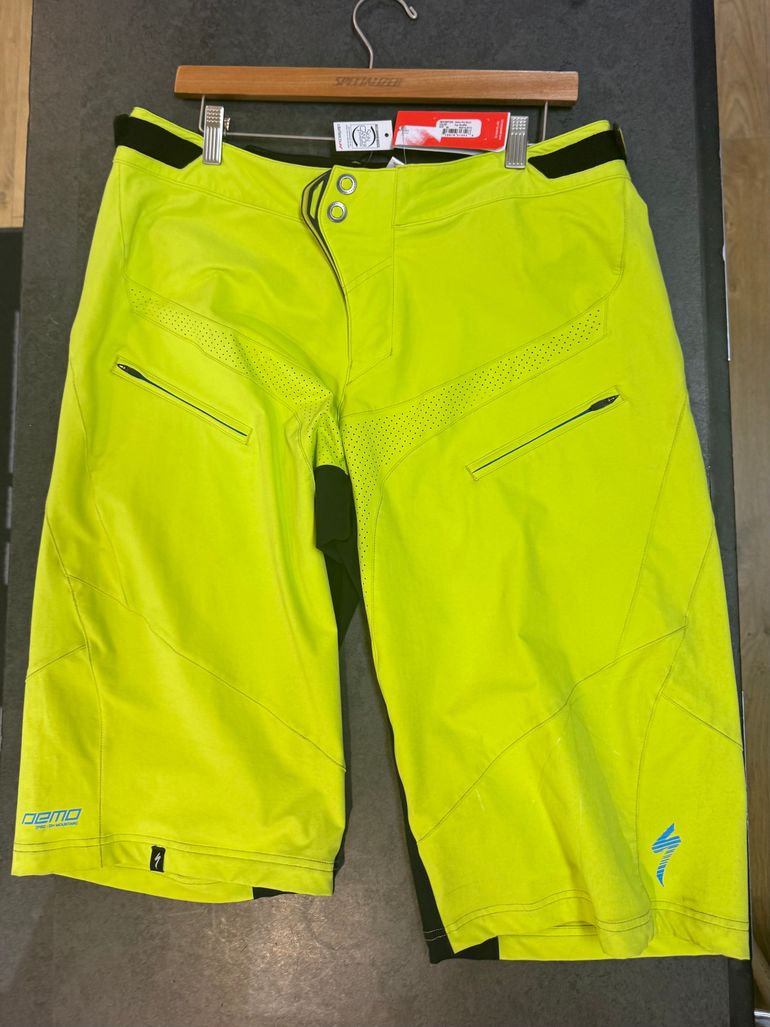 Used Specialized Demo Pro Short Gr.36 Hyper grün bike — image 1 of 3
