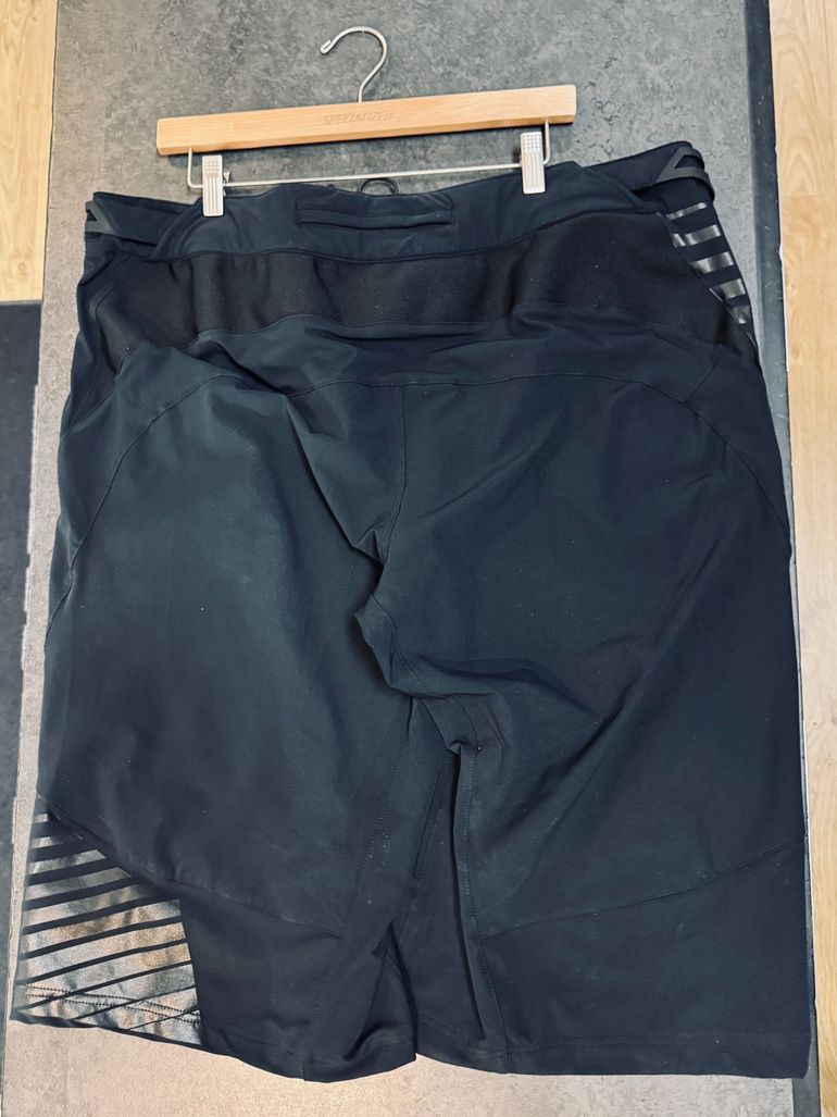 Used Specialized Demo Pro Short GR. 42 schwarz bike — image 3 of 3