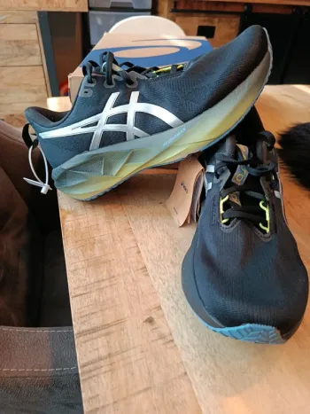 Used Asics Novablast 5 Luxe bike — image 6 of 8