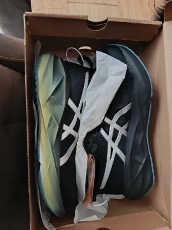 Used Asics Novablast 5 Luxe bike — image 5 of 8