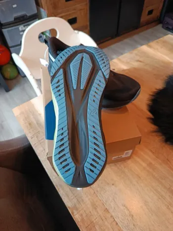 Used Asics Novablast 5 Luxe bike — image 2 of 8