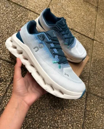 On Running Cloud Running Shoes usato