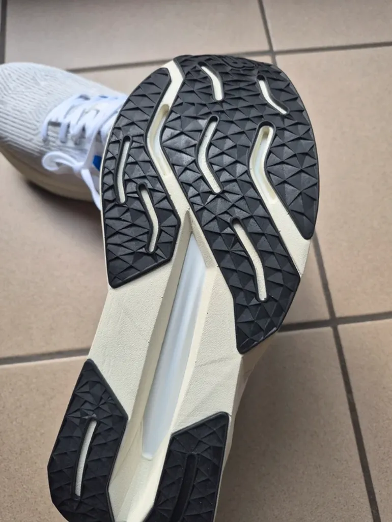 Used New Balance FuelCell Propel V5 bike — image 4 of 5