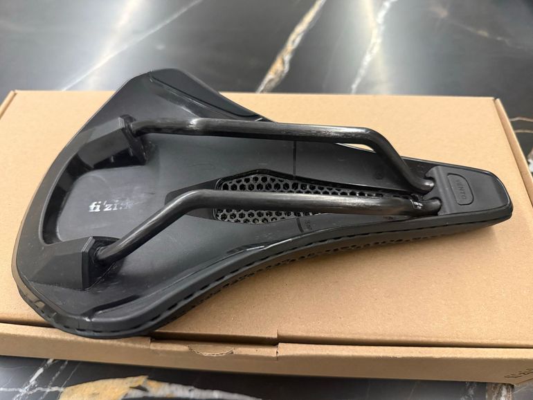 Brugt Fizik Vento Argo R1 Adaptive 2026 bike — billede 4 af 6