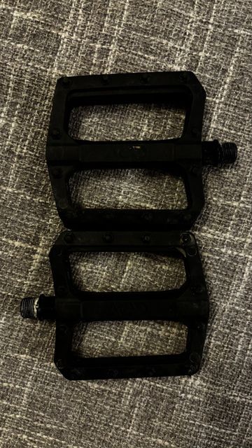 Used acid Flat Pedals 2026 Drivetrain & Pedals