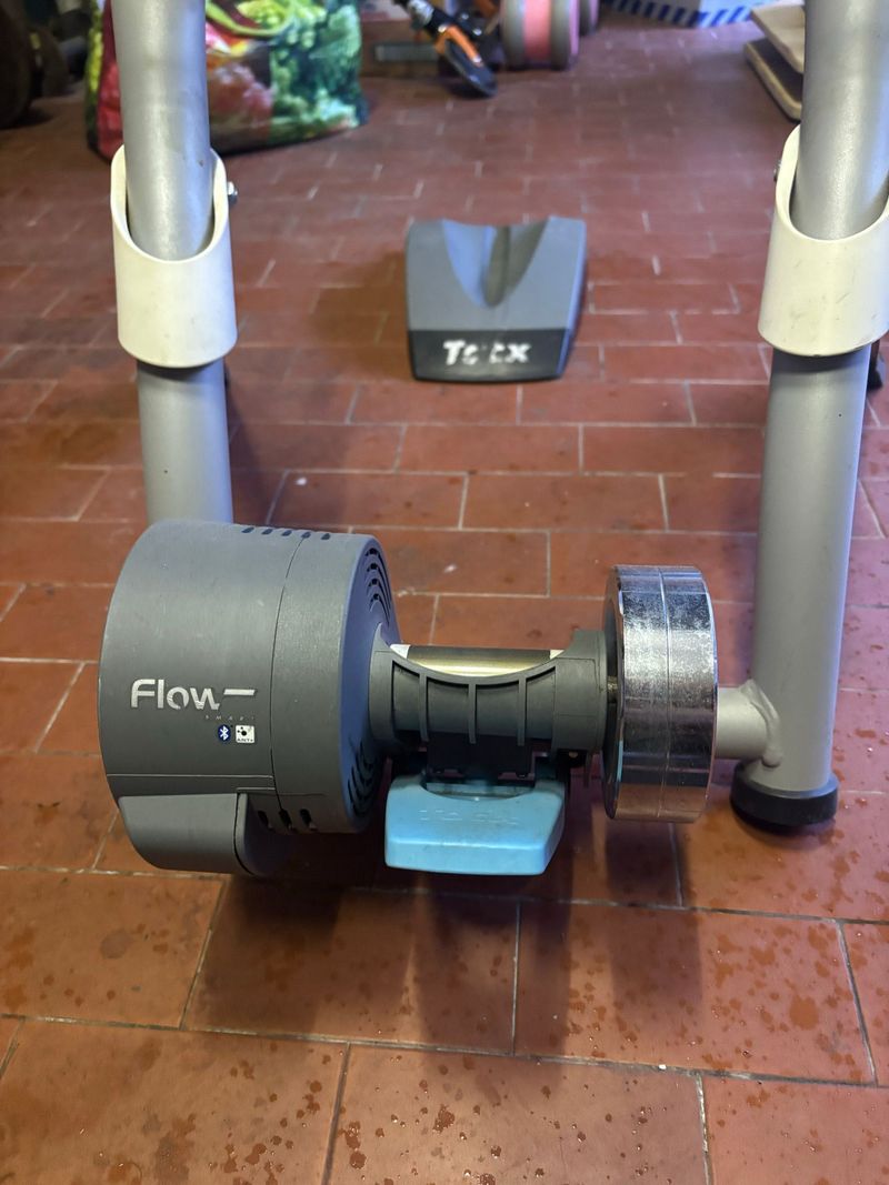 Tacx Flow Smart Trainer bike usato — immagine 2 di 5