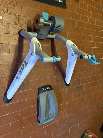 Tacx Flow Smart Trainer bike usato — immagine 3 di 5