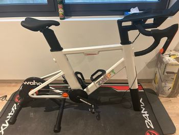 Wahoo KICKR CORE with Zwift Ride frame 2025 bike d'occasion