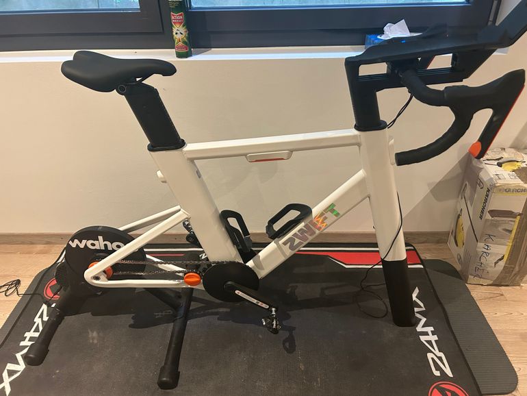Wahoo KICKR CORE with Zwift Ride frame 2025 bike d'occasion — image 1 sur 4