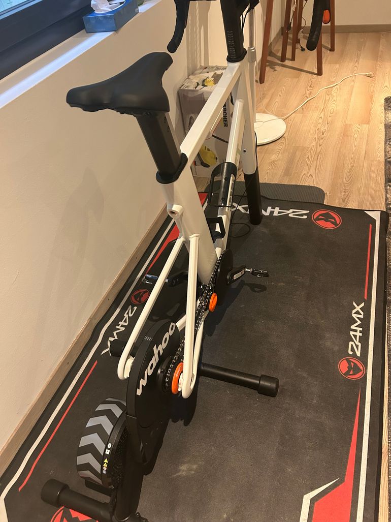 Wahoo KICKR CORE with Zwift Ride frame 2025 bike d'occasion — image 2 sur 4