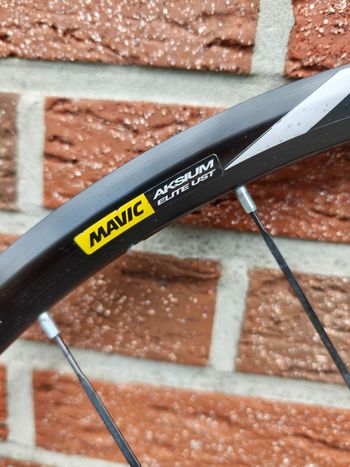 Used Mavic Aksyum Elite UST Discs Shimano bike — image 5 of 9