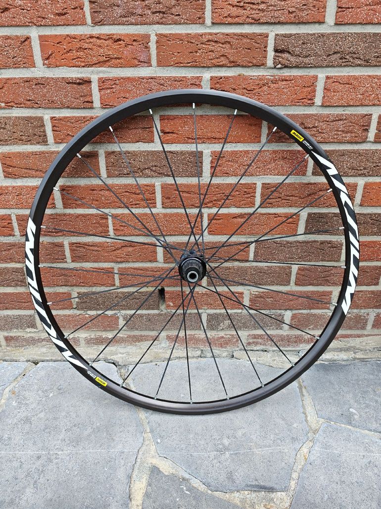 Used Mavic Aksyum Elite UST Discs Shimano bike — image 1 of 9