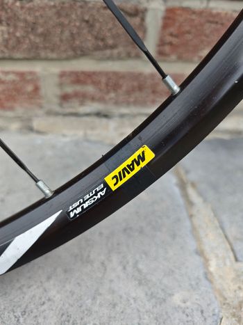 Used Mavic Aksyum Elite UST Discs Shimano bike — image 6 of 9