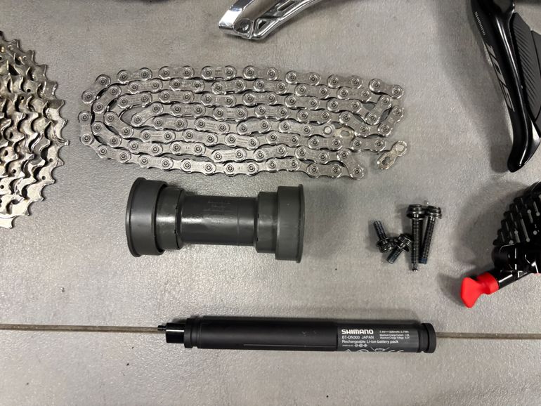 Used Shimano 105 R7150 Di2 2026 bike — image 7 of 11