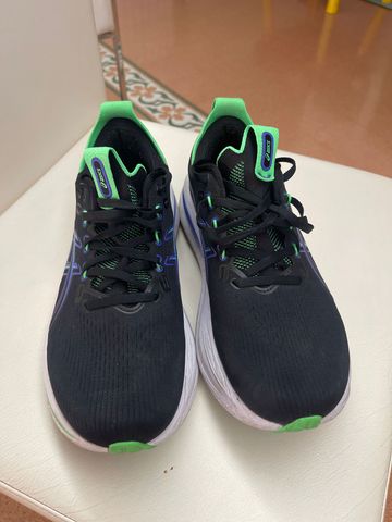 Käytetty Asics NIMBUS 28 2026 Running Shoes