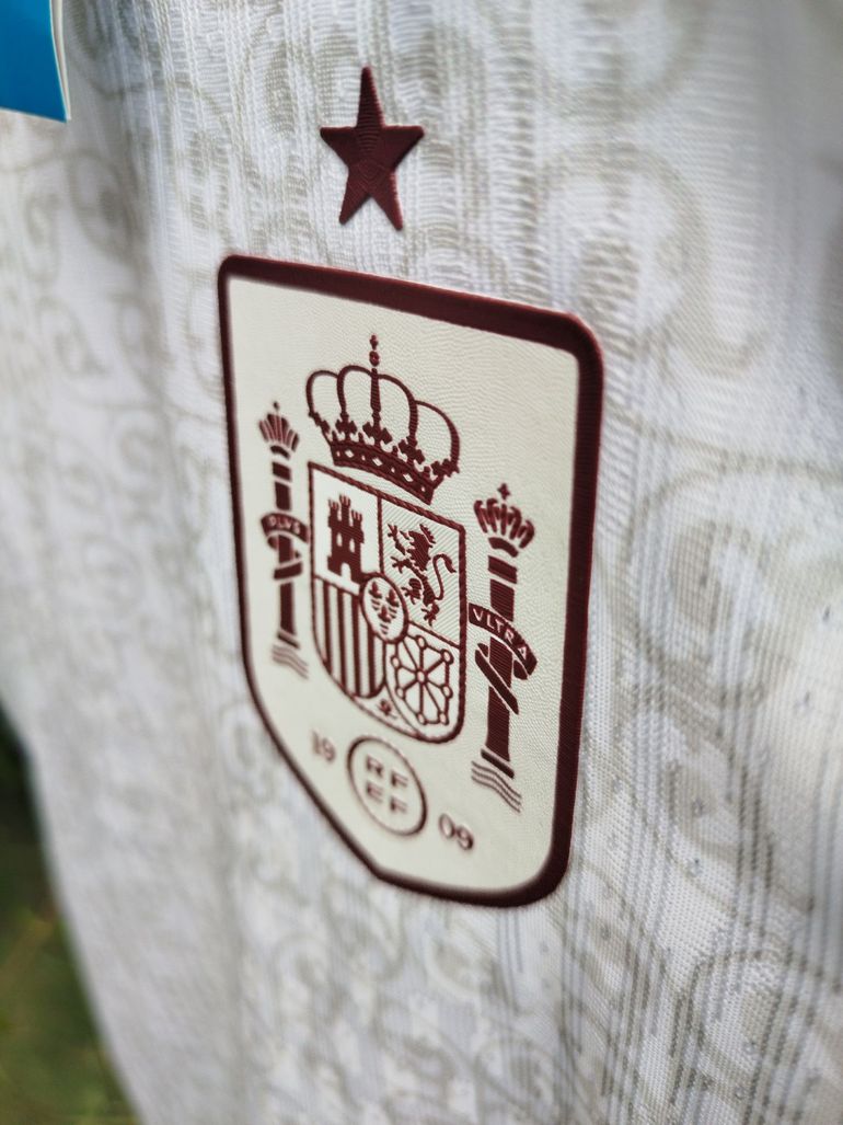 Used Adidas Maillot de l'Espagne 2026 bike — image 4 of 7