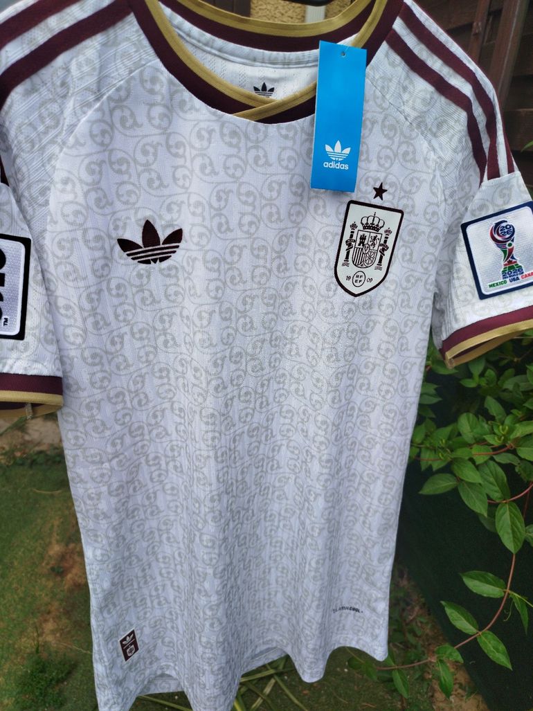 Used Adidas Maillot de l'Espagne 2026 bike — image 1 of 7