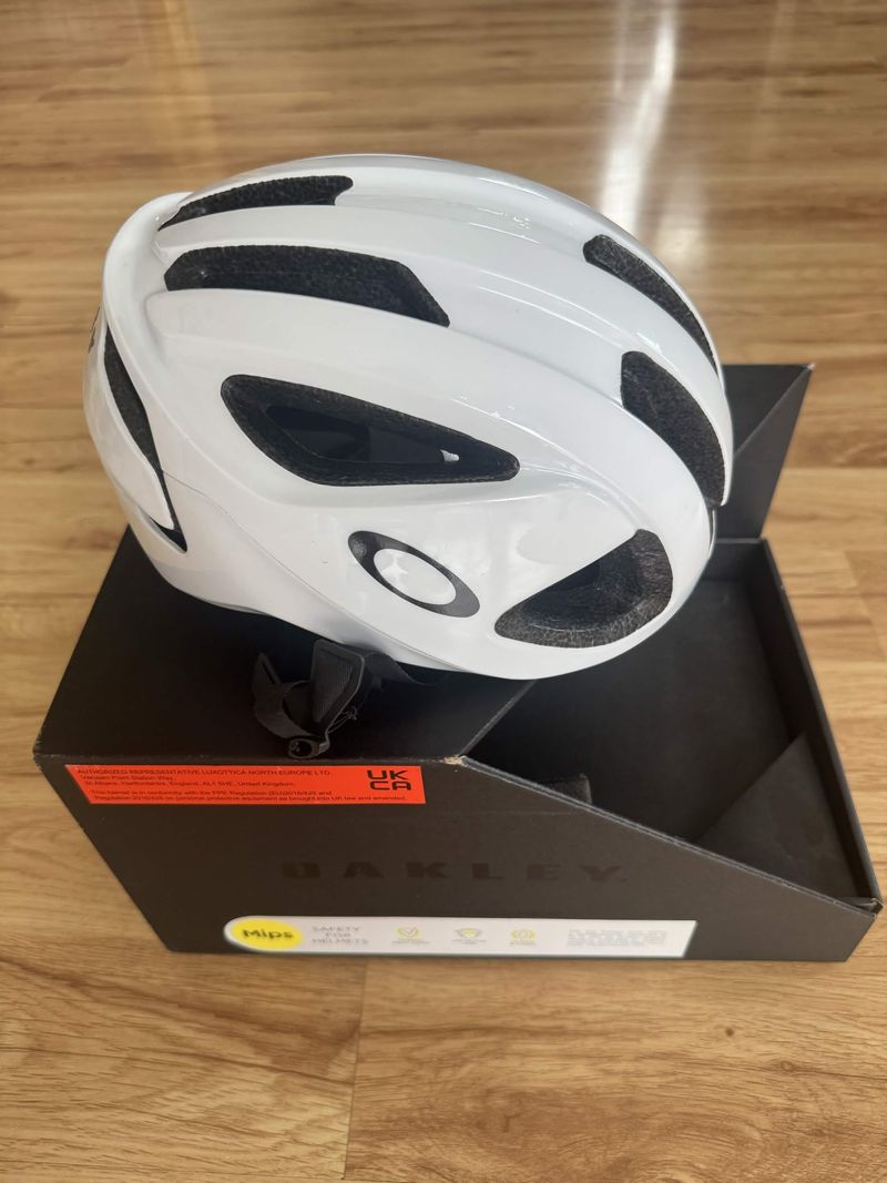 Używany Oakley Aro3 MIPS Helmet bike — zdjęcie 2 z 4
