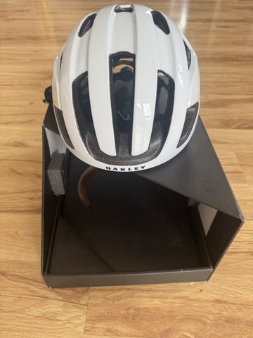 Używany Oakley Aro3 MIPS Helmet bike — zdjęcie 4 z 4