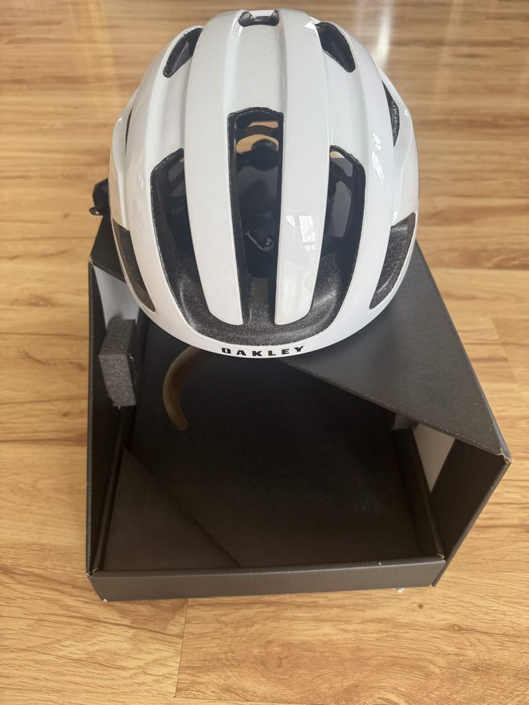 Używany Oakley Aro3 MIPS Helmet bike — zdjęcie 4 z 4