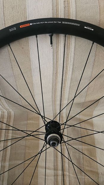 Używany Shimano GRX WH-RX880 C32 Carbon 2025 bike — zdjęcie 4 z 5