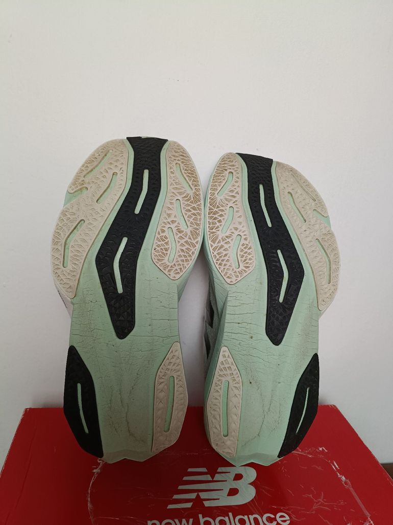 Used New Balance Fuelcell Rebel v4 bike — image 4 of 9