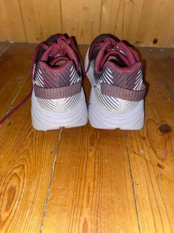 Used Hoka Running Shoes bordeaux size 41 bike — image 4 of 5