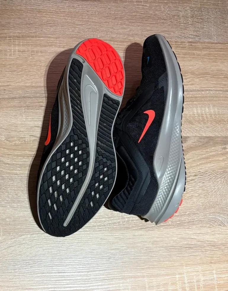 Used Orange Nike Chaussure de course à pied bike — image 2 of 3