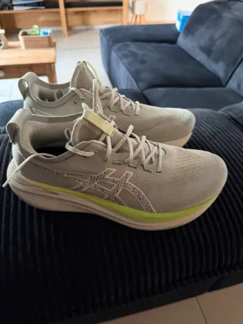 Used Asics Gel Nimbus 28 TR bike — image 2 of 4