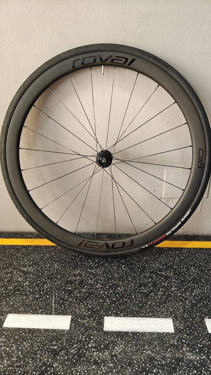 Used Specialized Roval C38 2025 bike — image 2 of 10